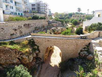 Dal capoluogo l'antico tragitto si sviluppava poi seguendo essenzialmente il tracciato dell'attuale 16 bis. �A Polignano a Mare - chiarisce il viaggiatore - ho oltrepassato un ponte traiano che passa sopra la famosissima Lama Monachile parallelamente al viadotto principale�